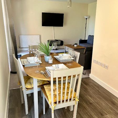 Spacious 2-Bedroom House With Free Parking Chatham  Dış mekan fotoğraf