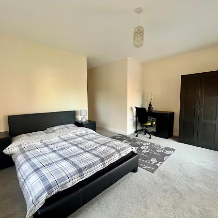 Spacious 2-Bedroom House With Free Parking Chatham  Dış mekan fotoğraf