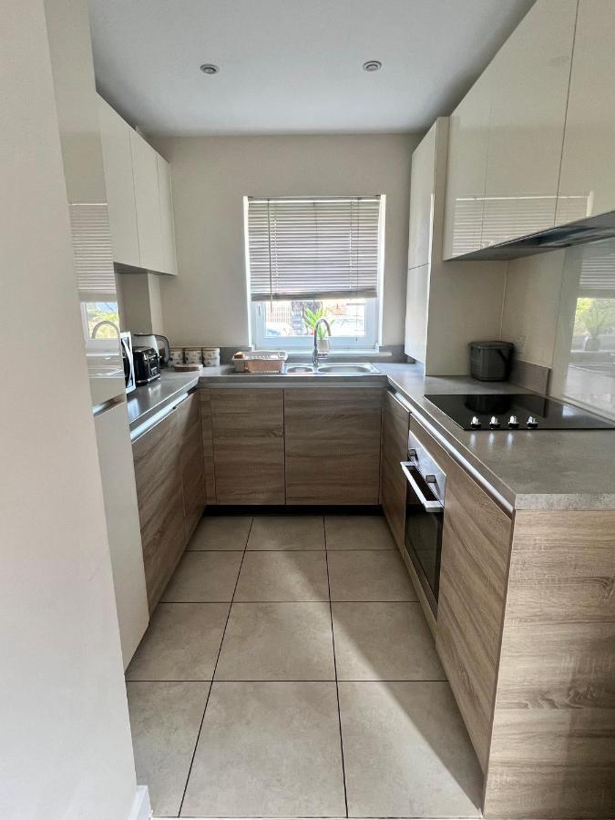 Spacious 2-Bedroom House With Free Parking Chatham  Dış mekan fotoğraf