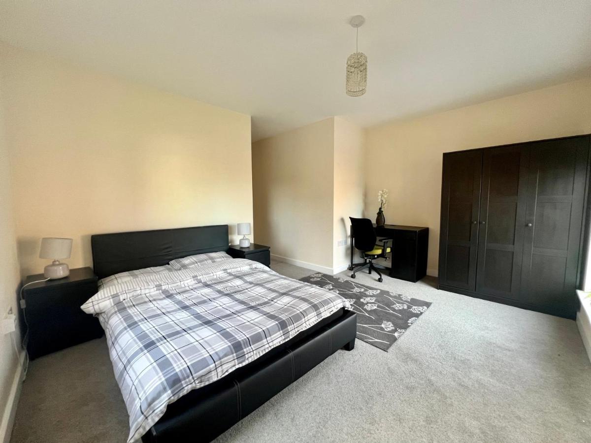 Spacious 2-Bedroom House With Free Parking Chatham  Dış mekan fotoğraf