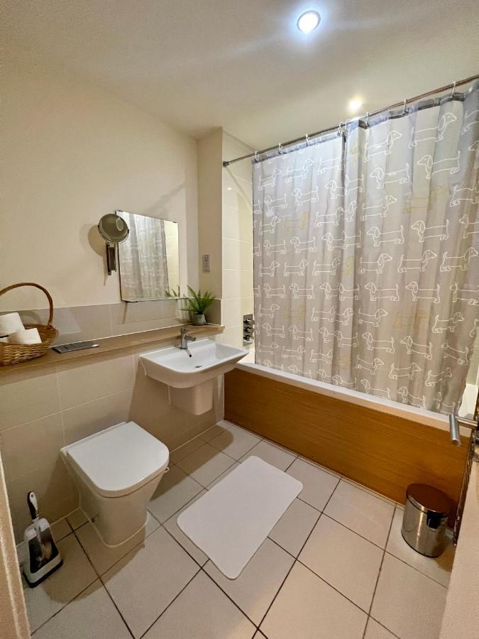 Spacious 2-Bedroom House With Free Parking Chatham  Dış mekan fotoğraf
