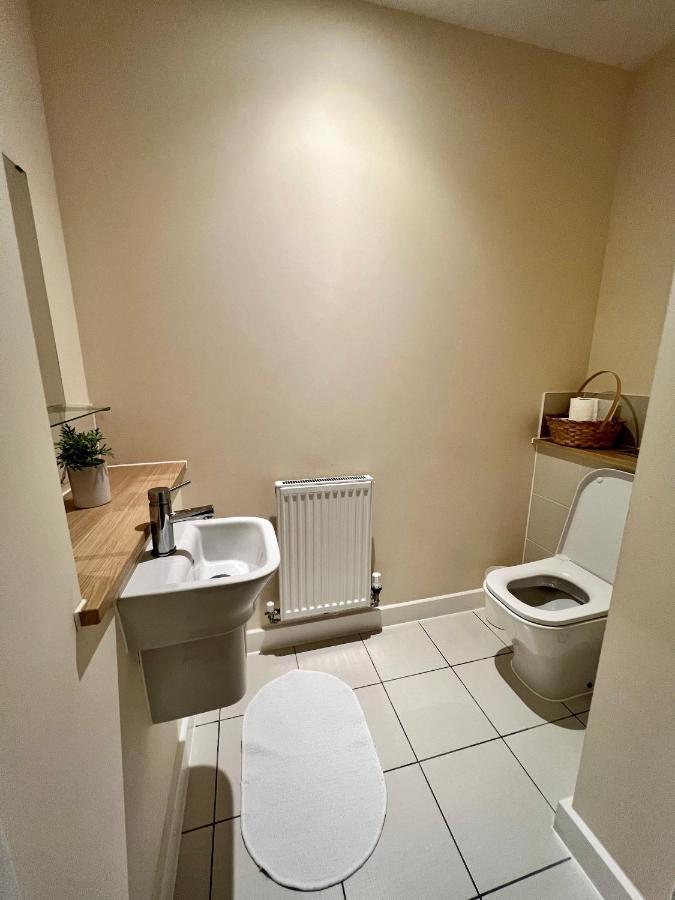 Spacious 2-Bedroom House With Free Parking Chatham  Dış mekan fotoğraf